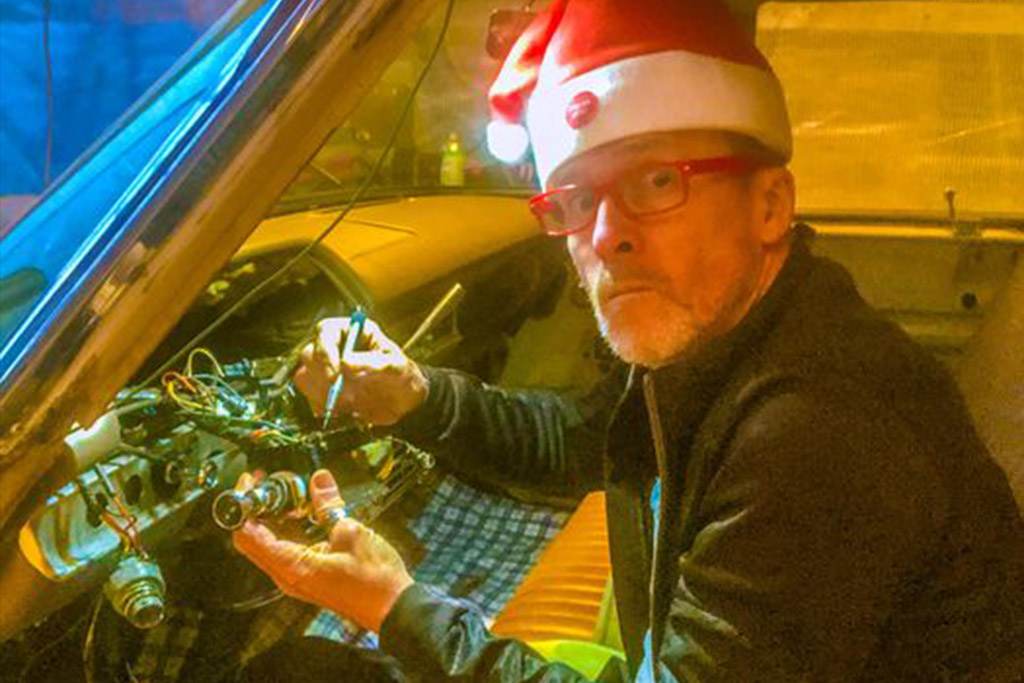 Lenz Leberkern bei der Arbeit an Elektronik Oldtimer